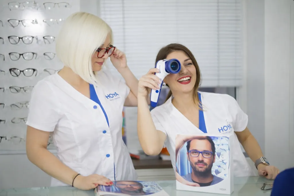 Femeie purtând ochelari de soare cu dioptrie într-o zi însorită