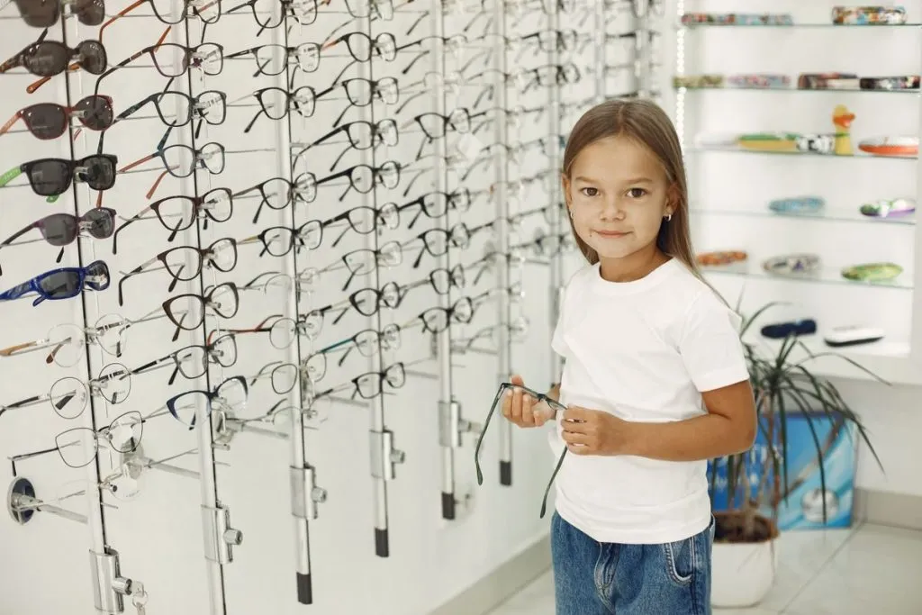 Copil cu rame de ochelari la optică